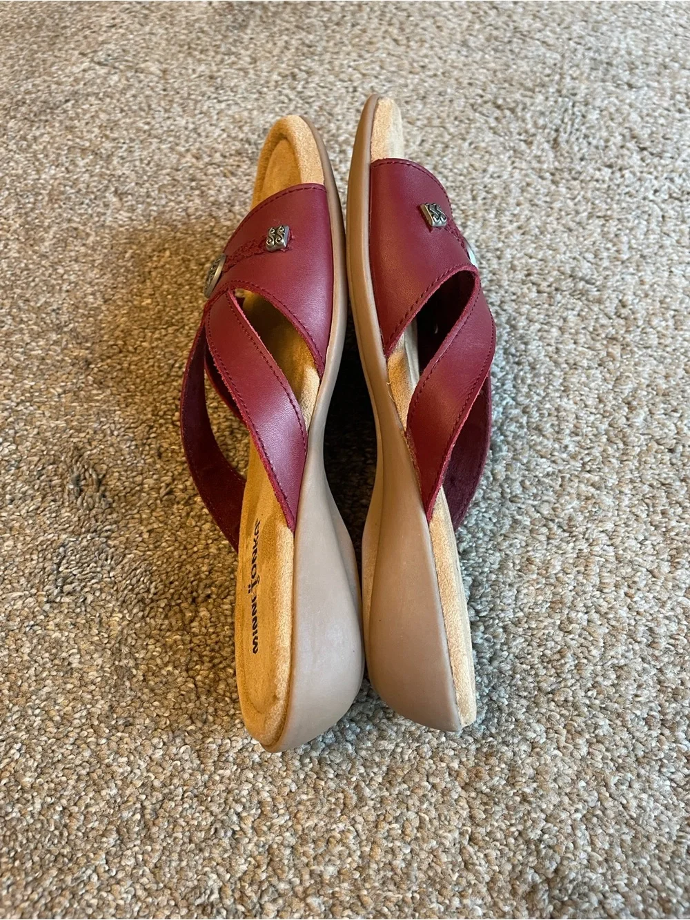 Minnetonka Women’s Siesta Burgundy Slide Sandals with Decorative Medallions Sz 8
